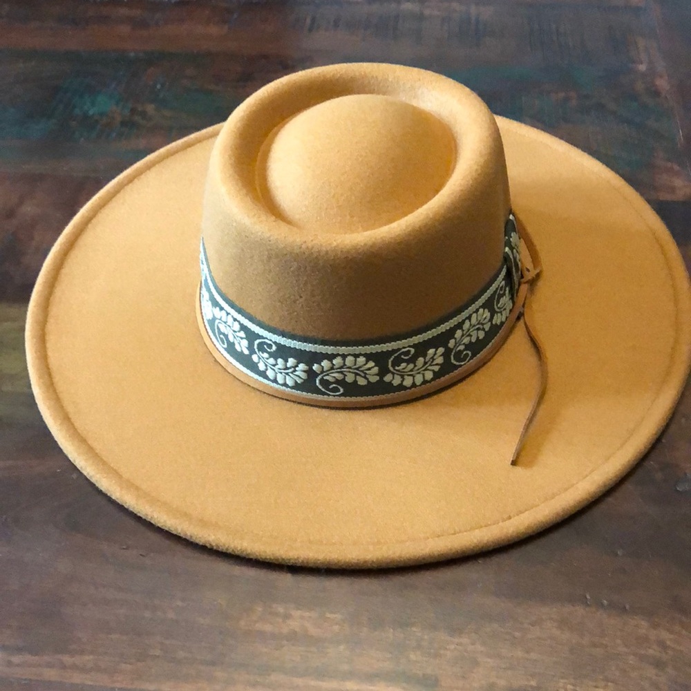 Stylish fabric hat, tobacco color